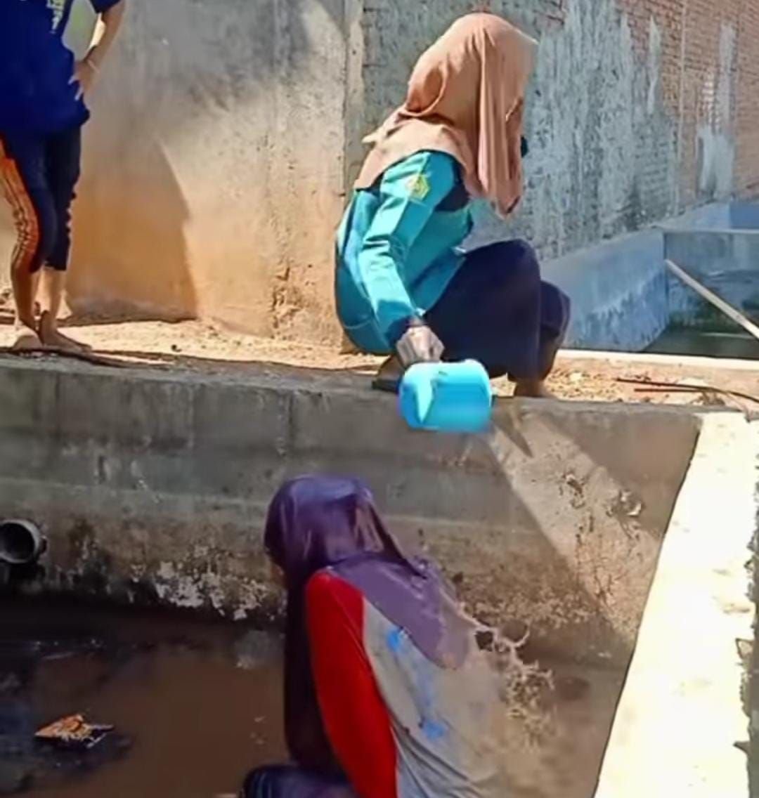 Kepergok Pacaran, Santri Pesantren di Jatim Dihukum Diguyur Air Comberan 1 Kepergok Pacaran, Santri Pesantren di Jatim Dihukum Diguyur Air Comberan
