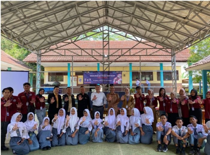 Kelompok 31 KKM Uniba Lakukan Penyuluhan Hukum di SMAN 1 Padarincang 1 Kelompok 31 KKM Uniba Lakukan Penyuluhan Hukum di SMAN 1 Padarincang