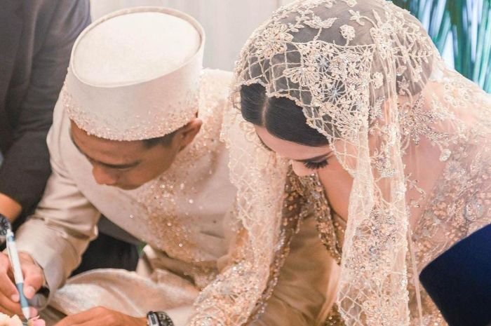 Klarifikasi Azizah Istri Sah Pratama Arhan Usai Ramai Isu yang Dinarasikan Adanya Perselingkuhan 2 Klarifikasi Azizah Istri Sah Pratama Arhan Usai Ramai Isu yang Dinarasikan Adanya Perselingkuhan