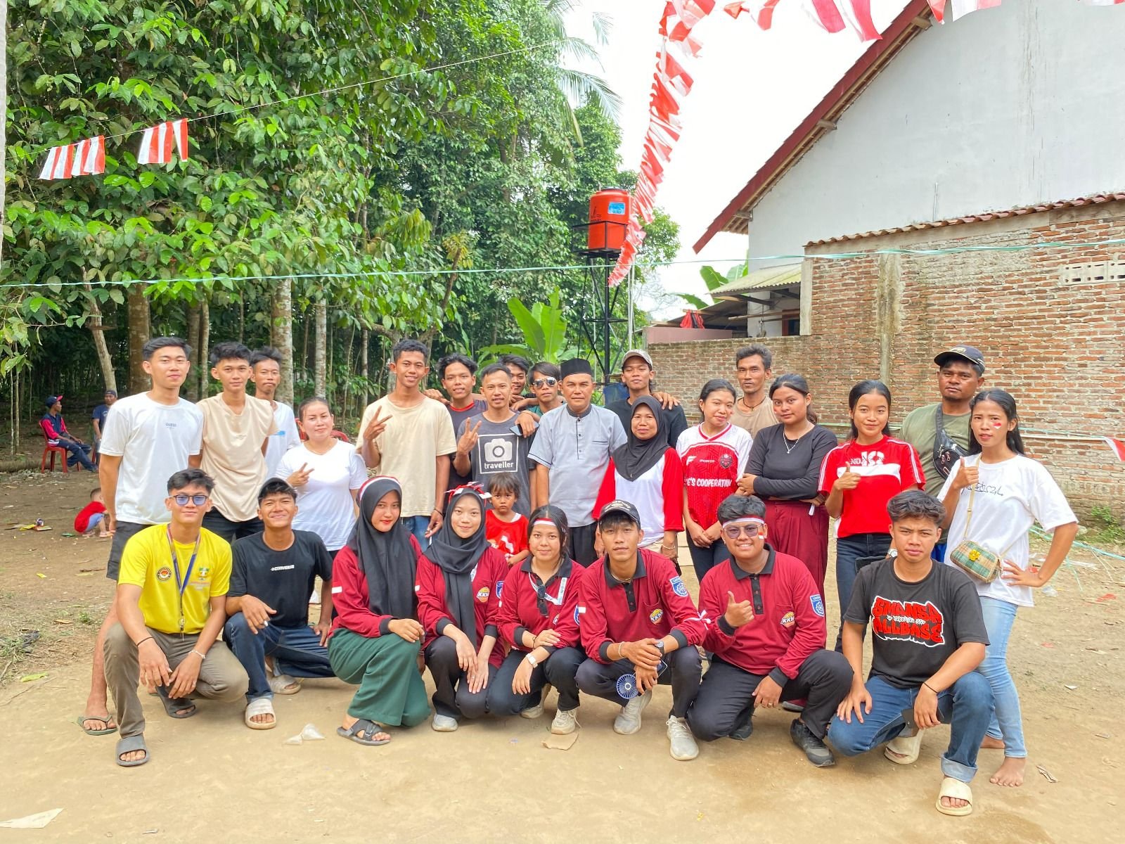 Kelompok 70 KKM Uniba Meriahkan HUT RI ke 79 di Desa Baros
