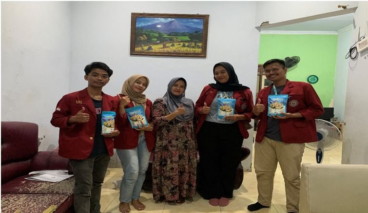 Dukung Pemasaran Kerupuk Kulit Ikan, Kelompok 74 KKM Uniba Kunjungi Pelaku UMKM