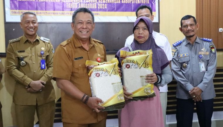 Kecamatan Legok dapat Saluran Beras Fortifikasi dari Pemkab Tangerang 1 Kecamatan Legok dapat Saluran Beras Fortifikasi dari Pemkab Tangerang