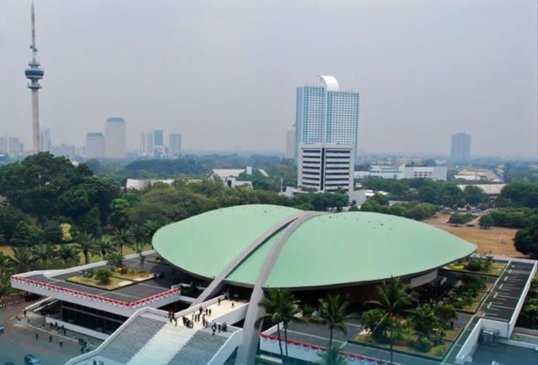 Tagar Darurat Indonesia Menggema, Hari Ini Ribuan Mahasiswa dan Buruh Geruduk DPR dan KPU 1 Tagar Darurat Indonesia Menggema, Hari Ini Ribuan Mahasiswa dan Buruh Geruduk DPR dan KPU