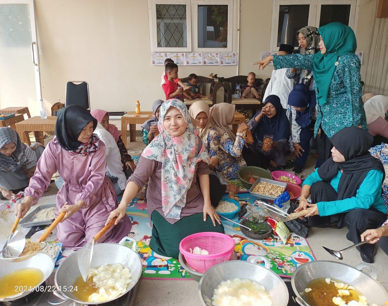 Warga Desa Sindangheula Didorong Jadi Pelaku IKM dan Diberi Pelatihan Makanan Ringan 2 Warga Desa Sindangheula Didorong Jadi Pelaku IKM dan Diberi Pelatihan Makanan Ringan