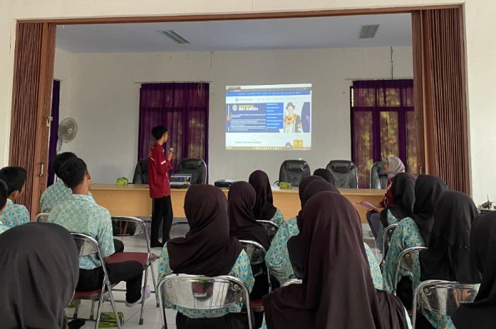 Kelompok 38 KKM Kenalkan Uniba ke SMAN 1 Cinangka, Bangkitkan Semangat Minta ke Perguruan Tinggi