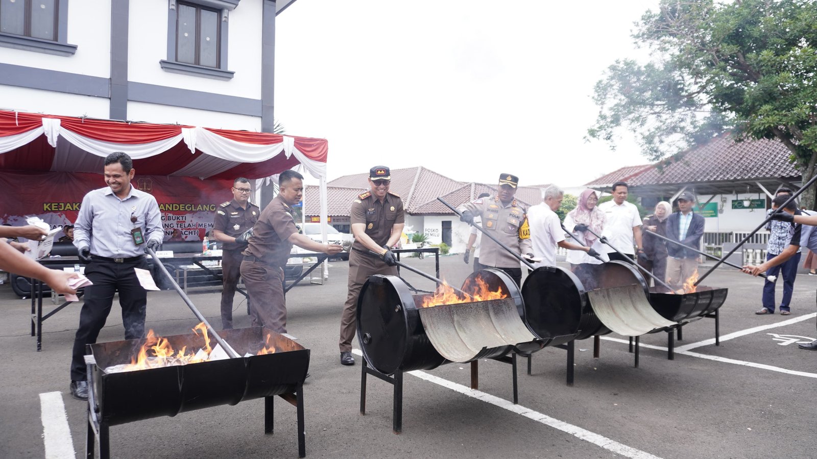 Inkracht, Kejari Pandeglang Musnahkan Barang Sitaan 35 Perkara Tindak Pidana Umum