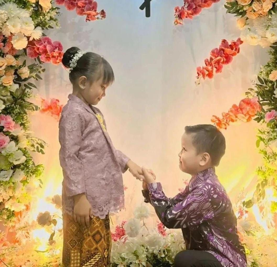 Bikin Heboh! Dua Anak Kecil di Balikpapan Dijodohkan Kedua Orang Tuanya Hingga Gelar Lamaran 5 Bikin Heboh! Dua Anak Kecil di Balikpapan Dijodohkan Kedua Orang Tuanya Hingga Gelar Lamaran