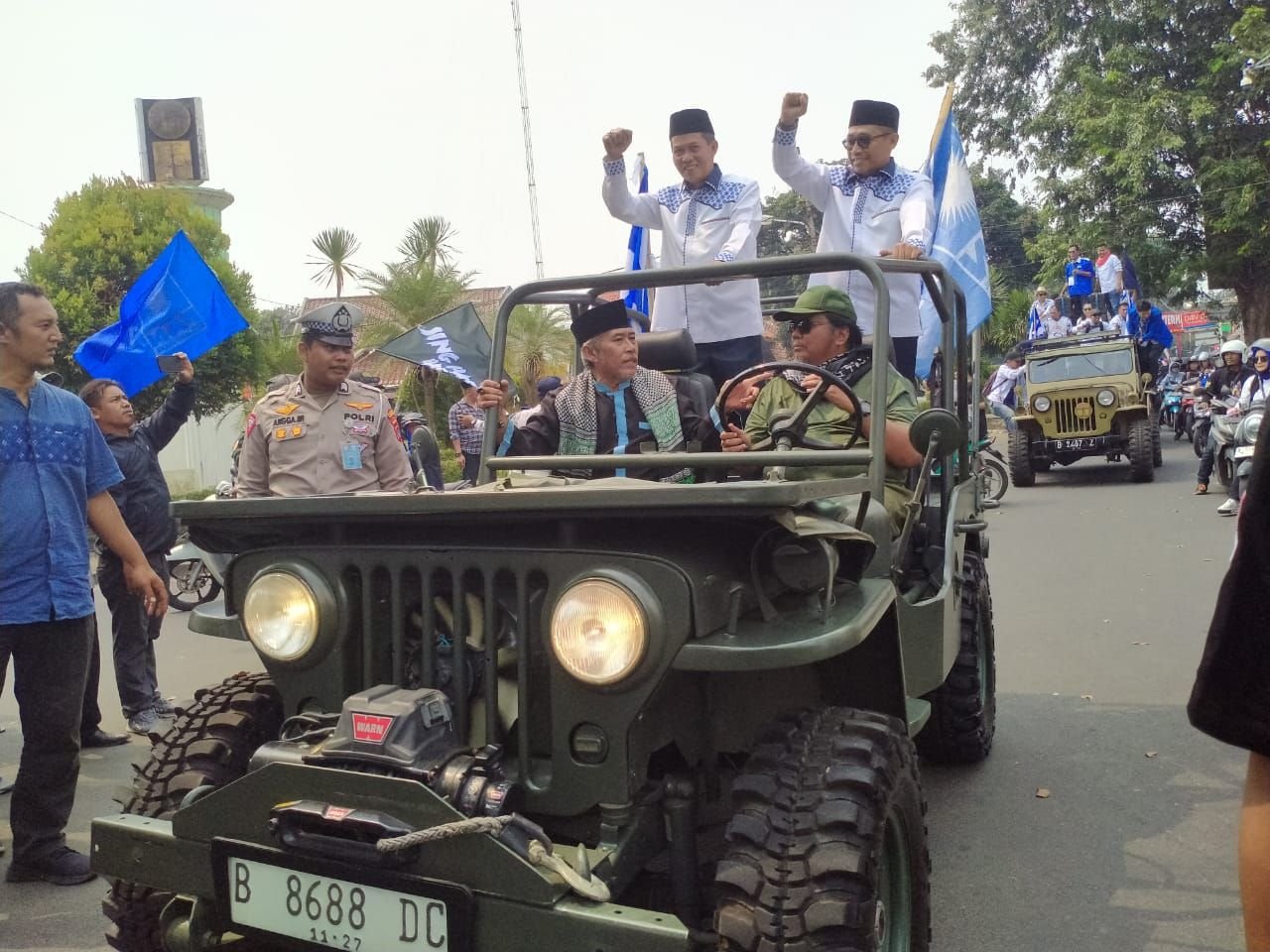 Daftar ke KPU Kota Serang, Bakal Calon Walikota Syafrudin-Heriyanto Naik Jeep Willys 1 Daftar ke KPU Kota Serang, Bakal Calon Walikota Syafrudin-Heriyanto Naik Jeep Willys