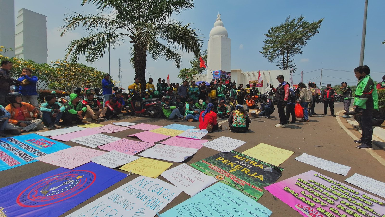 Tuntut Kelayakan, Ratusan Ojol di Banten Gelar Aksi di KP3B 5 Tuntut Kelayakan, Ratusan Ojol di Banten Gelar Aksi di KP3B