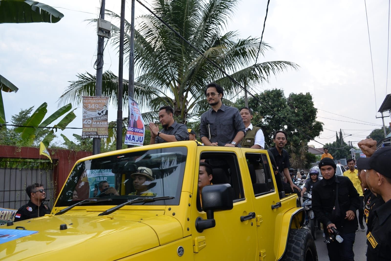 Pakai Jeep Kuning ke KPU Kota Cilegon, Robinsar-Fajar Daftar Targetkan Pemilih dari Kalangan Muda