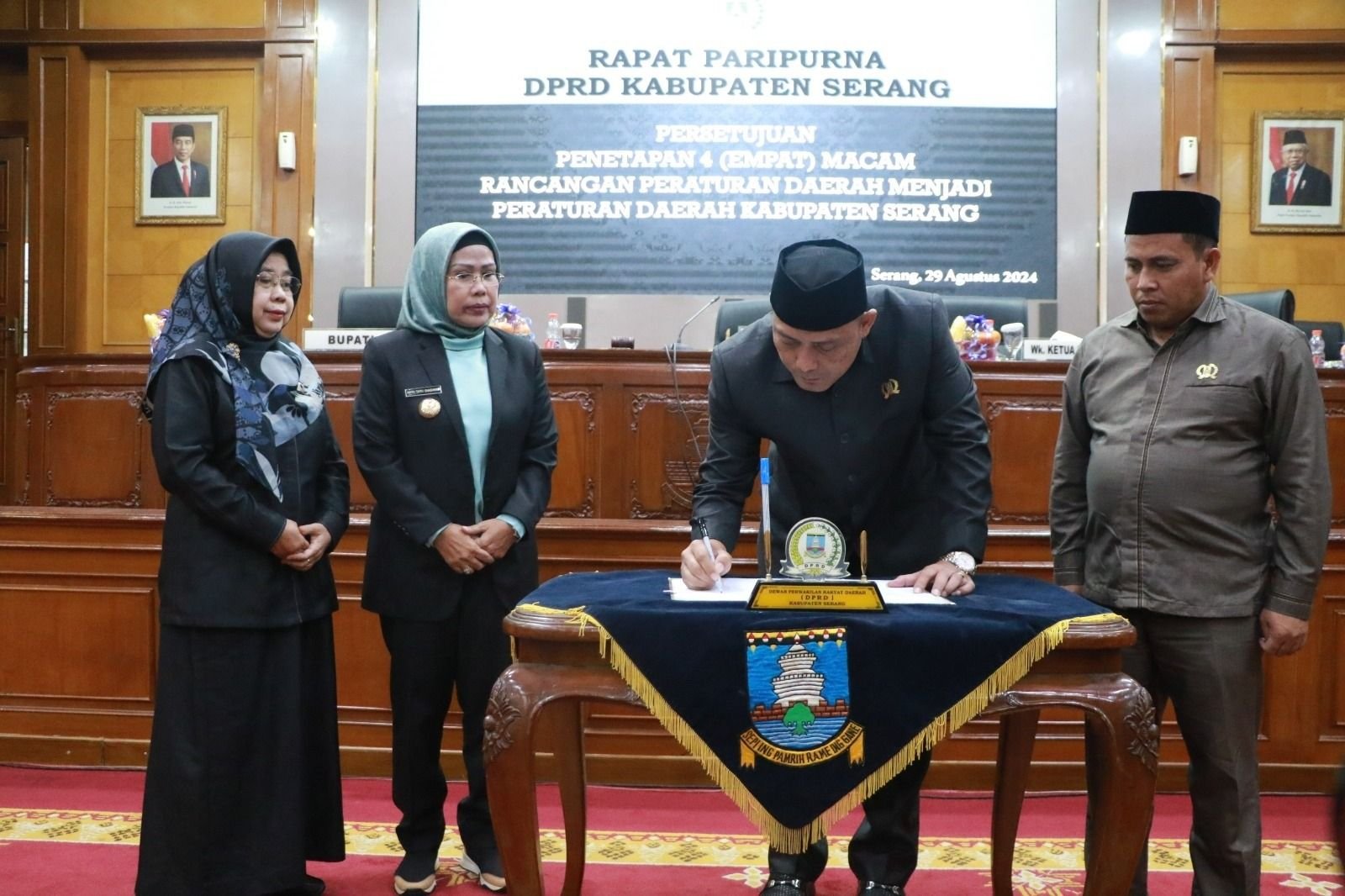 LKM Ciomas Resmi Dibubarkan, Bupati Serang Pastikan Tidak Membuat BUMD Baru 1 LKM Ciomas Resmi Dibubarkan, Bupati Serang Pastikan Tidak Membuat BUMD Baru