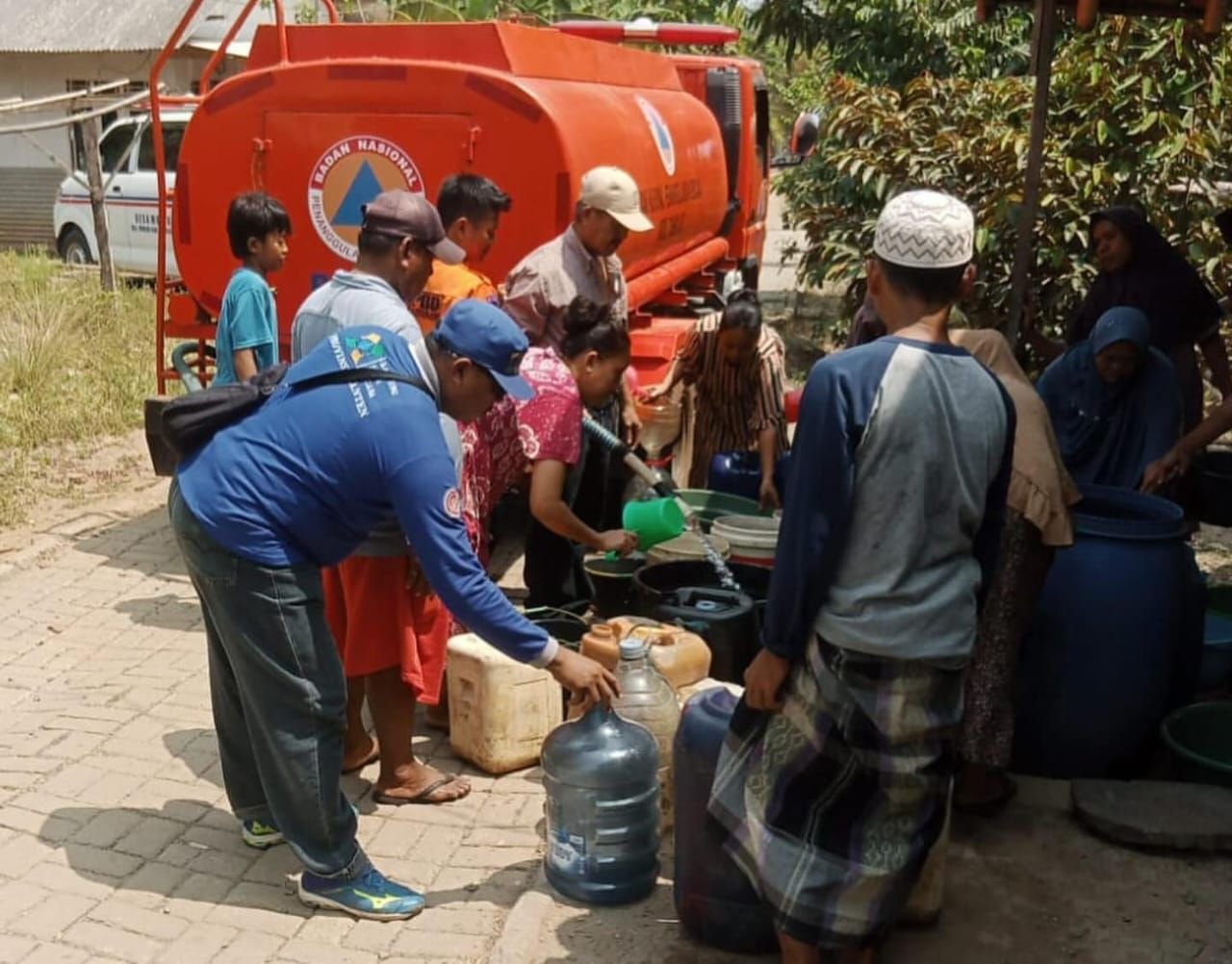 Kekeringan Semakin Meluas, Pemkab Pandeglang Salurkan 92.000 Liter Air Bersih 3 Kekeringan Semakin Meluas, Pemkab Pandeglang Salurkan 92.000 Liter Air Bersih