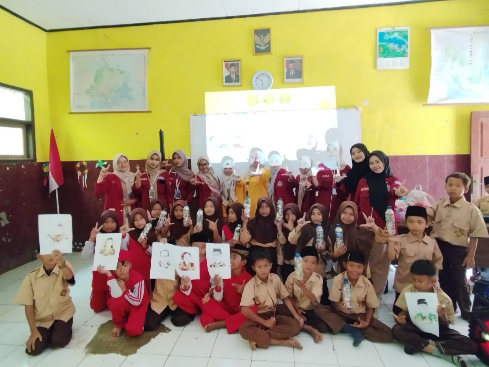 Kelompok 35 KKM Uniba Sosialisasi Pembuatan Ekobrik di SDN Panyawungan Jaya.