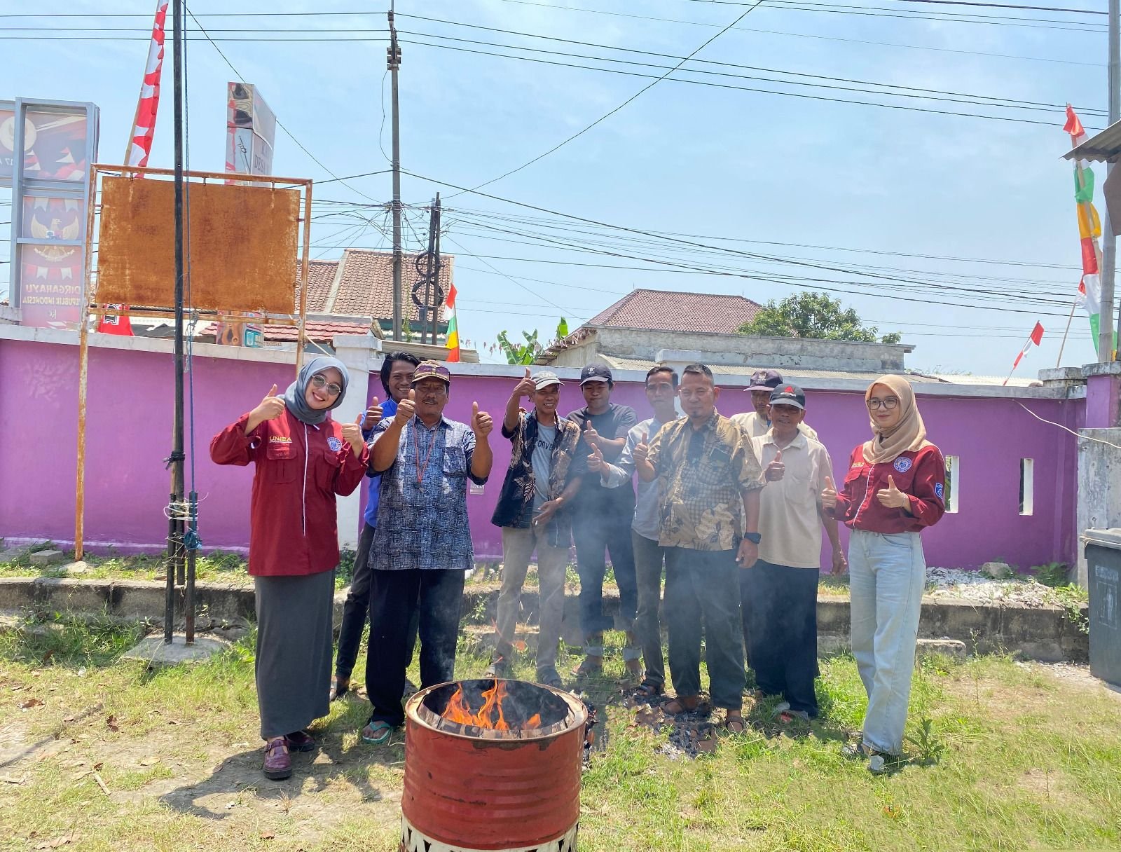 Kelompok 76 KKM Uniba Dorong Warga Buat Tong Sampah Minim Asap 2 Kelompok 76 KKM Uniba Dorong Warga Buat Tong Sampah Minim Asap