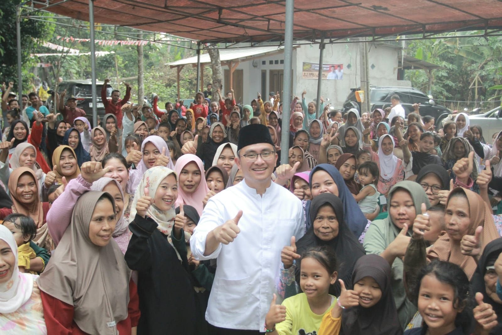 Sapa Warga Cikeusal, Andika Hazrumy Kenalkan Nanang Sebagai Pendampingnya 1 Sapa Warga Cikeusal, Andika Hazrumy Kenalkan Nanang Sebagai Pendampingnya