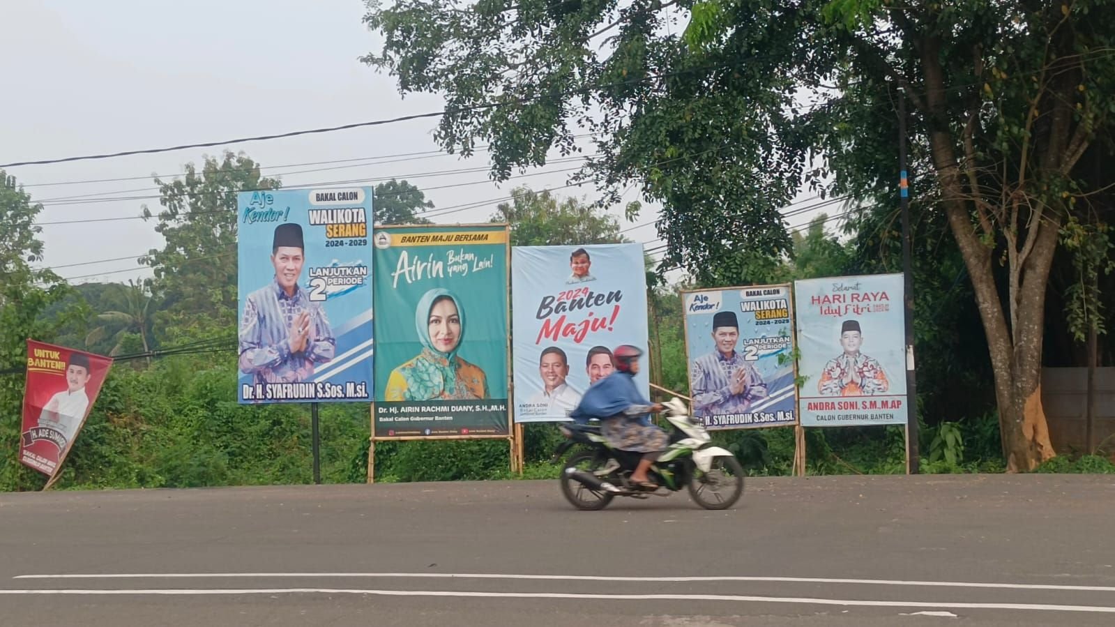 Curi Start Kampanye Jangan Ya Dek Ya, Bawaslu Banten Bersih-bersih Alat Peraga Bakal Calon 1 Curi Start Kampanye Jangan Ya Dek Ya, Bawaslu Banten Bersih-bersih Alat Peraga Bakal Calon