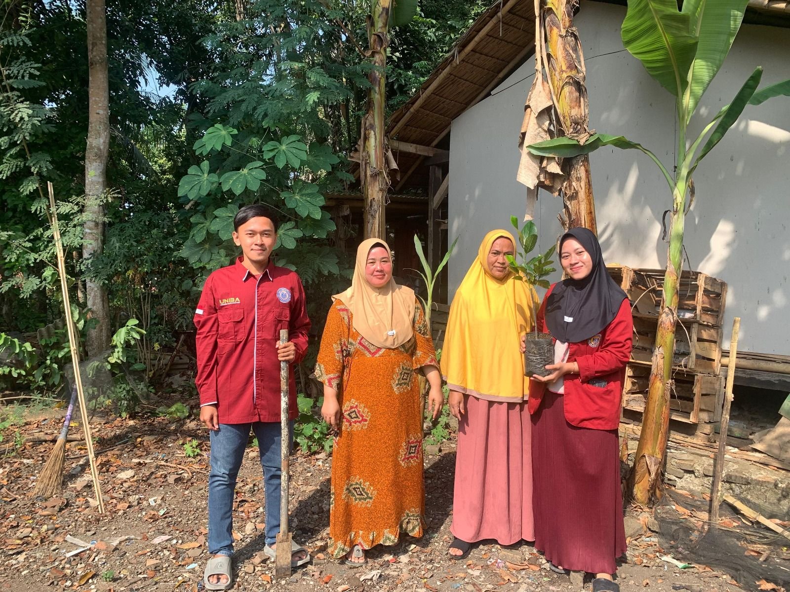 Kelompok 66 KKM Uniba Lakukan Penghijauan di Desa Kaduagung Timur