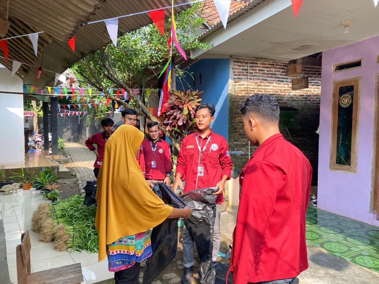 Kurangi Limbah Plastik, Kelompok 57 KKM Uniba Sukses Ciptakan Bank Sampah di Desa Pamarayan