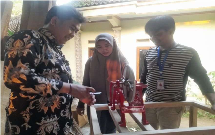 Bantu UMKM Lokal, Kelompok 2 KKM Uniba Rancang Alat Potong Pisang
