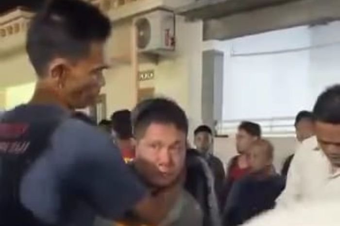 Bonyok! Pria Paruh Baya di Kabupaten Serang Kepergok Curi Motor, Warga Antusias Beri Salam Olahraga 4 Bonyok! Pria Paruh Baya di Kabupaten Serang Kepergok Curi Motor, Warga Antusias Beri Salam Olahraga