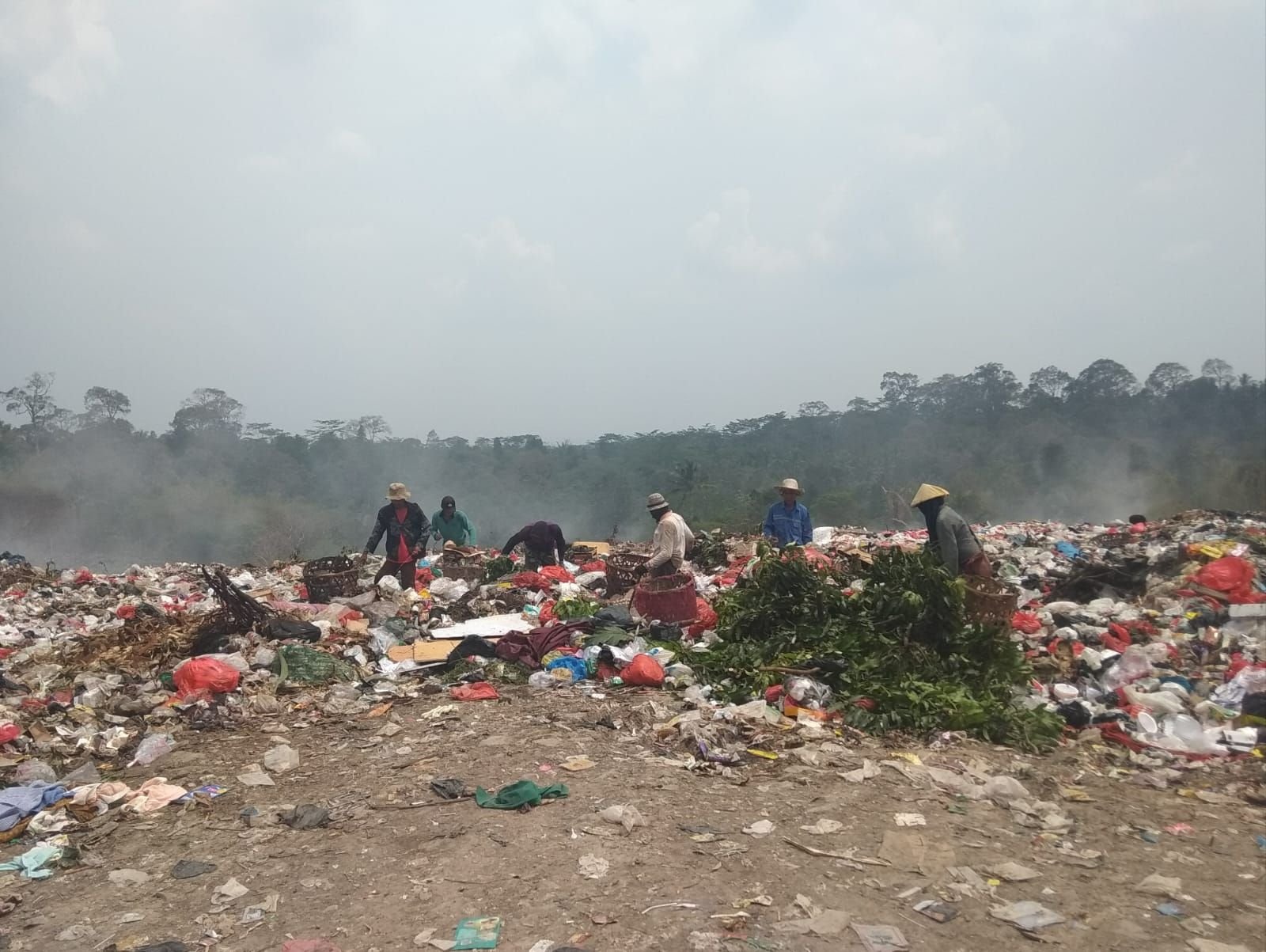 Bikin Bau Tak Sedap, Sampah Kiriman dari Jakarta di TPA Bangkonol Dikeluhkan Warga