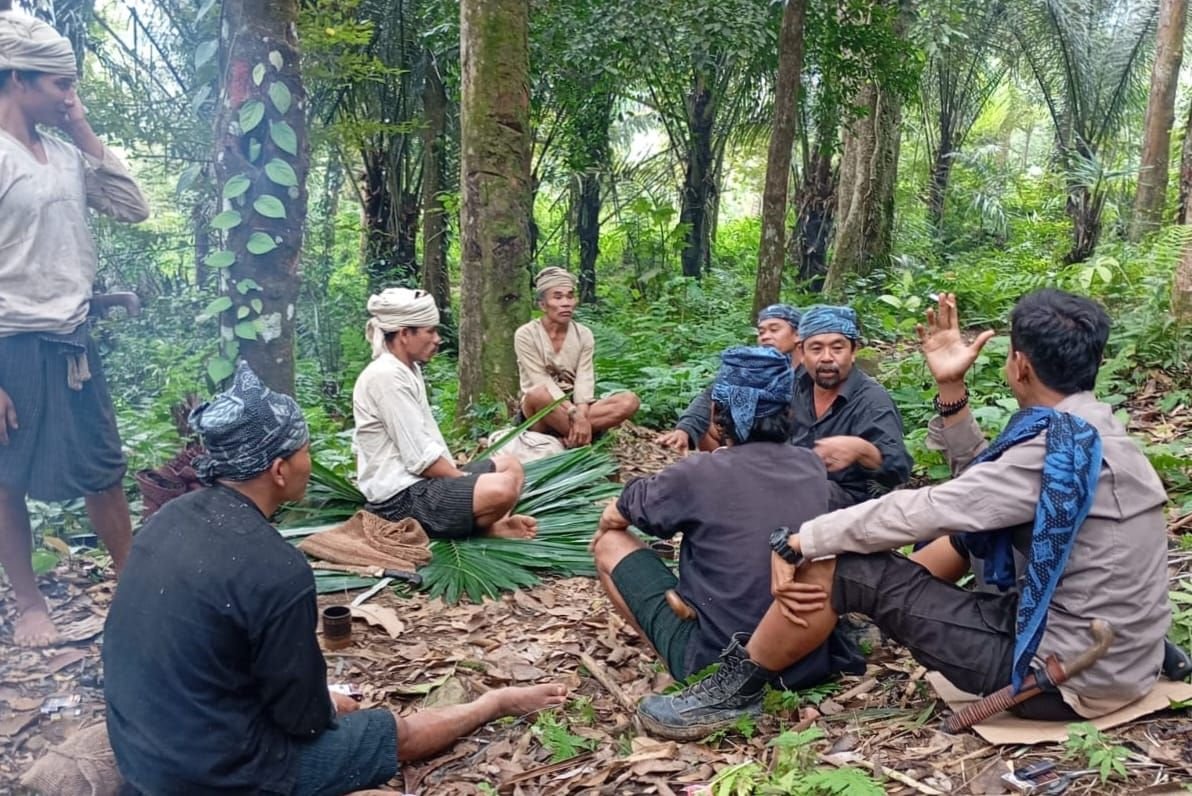 Perjuangan Polisi Baduy Kabupaten Lebak, Setiap 2 Pekan Naik Turun Gunung dengan Jarak yang Bikin Menghela Napas 2 Perjuangan Polisi Baduy Kabupaten Lebak, Setiap 2 Pekan Naik Turun Gunung dengan Jarak yang Bikin Menghela Napas