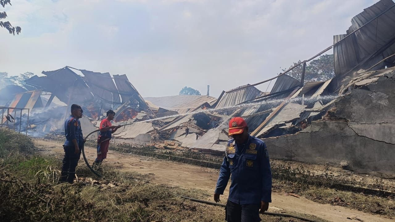 Kebakaran Gudang Triplek di Jawilan Sulit Dipadamkan, BPBD Kabupaten Serang Ungkap Penyebabnya