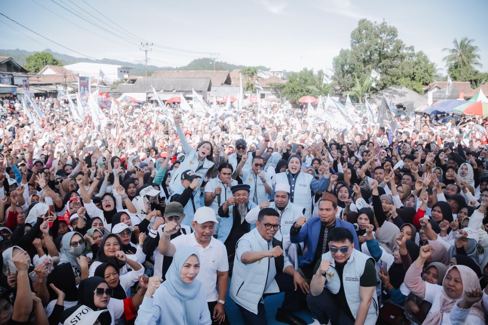 Di Depan Ribuan Warga Kabupaten Serang, Andra Soni-Dimyati Janjikan Sekolah Gratis di Sekolah Negeri dan Swasta 1 Di Depan Ribuan Warga Kabupaten Serang, Andra Soni-Dimyati Janjikan Sekolah Gratis di Sekolah Negeri dan Swasta