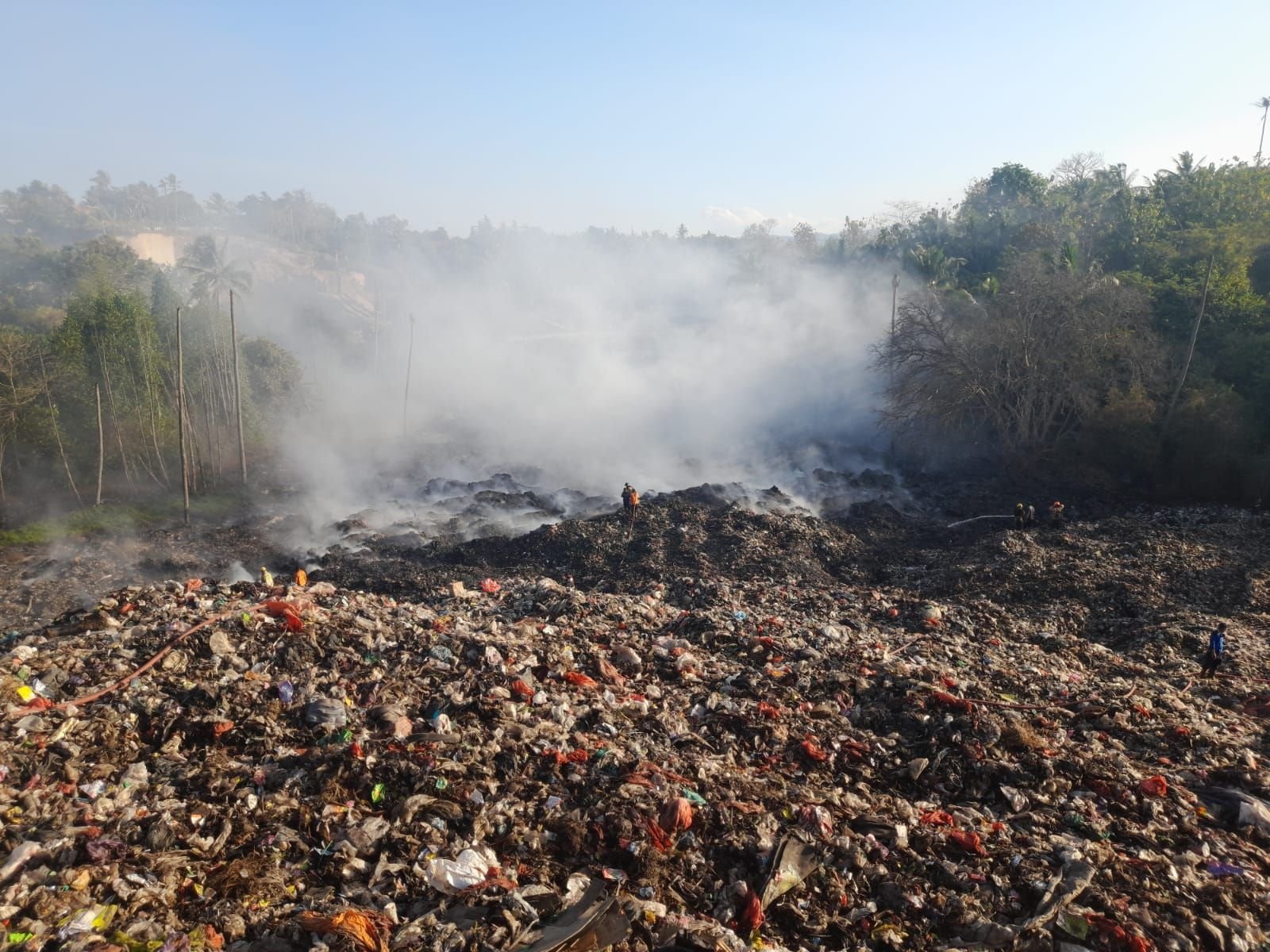 Damkar Klaim Kebakaran TPSA Kota Cilegon Tersisa 30 Persen, Jika Tak Ada Kendala Selesai Malam Ini 1 Damkar Klaim Kebakaran TPSA Kota Cilegon Tersisa 30 Persen, Jika Tak Ada Kendala Selesai Malam Ini