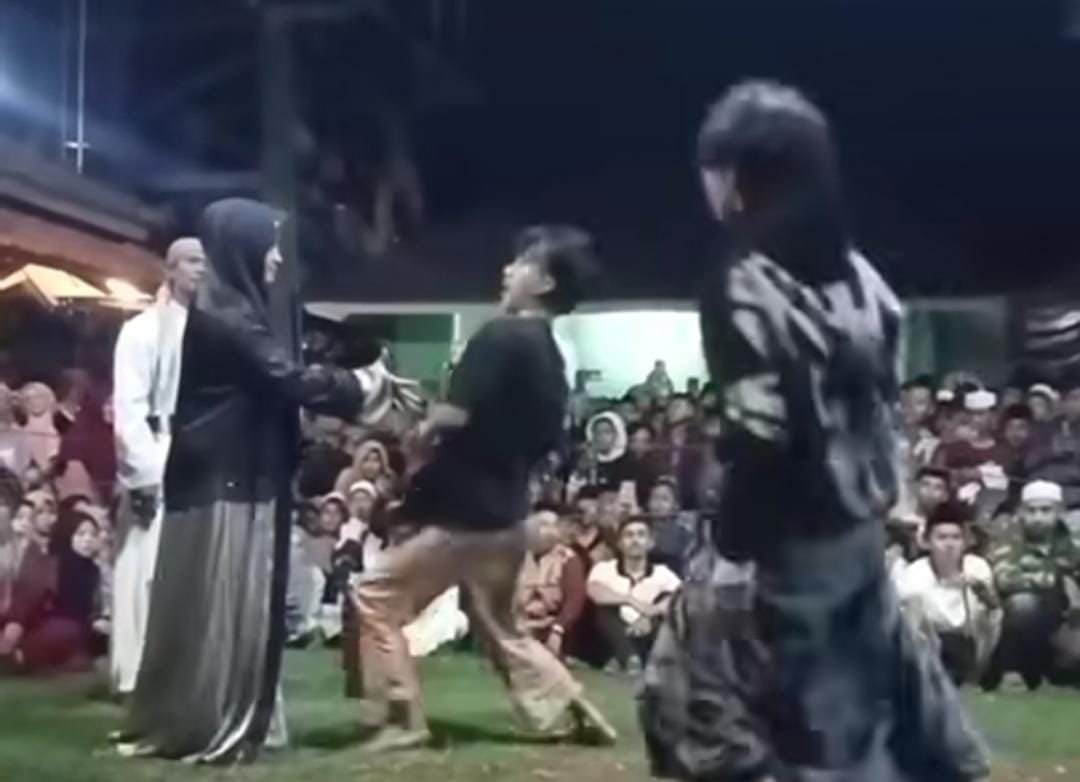 Sakti! Pemuda Terpental Saat Hendak Menyerang Seorang Ustadzah 1 Sakti! Pemuda Terpental Saat Hendak Menyerang Seorang Ustadzah