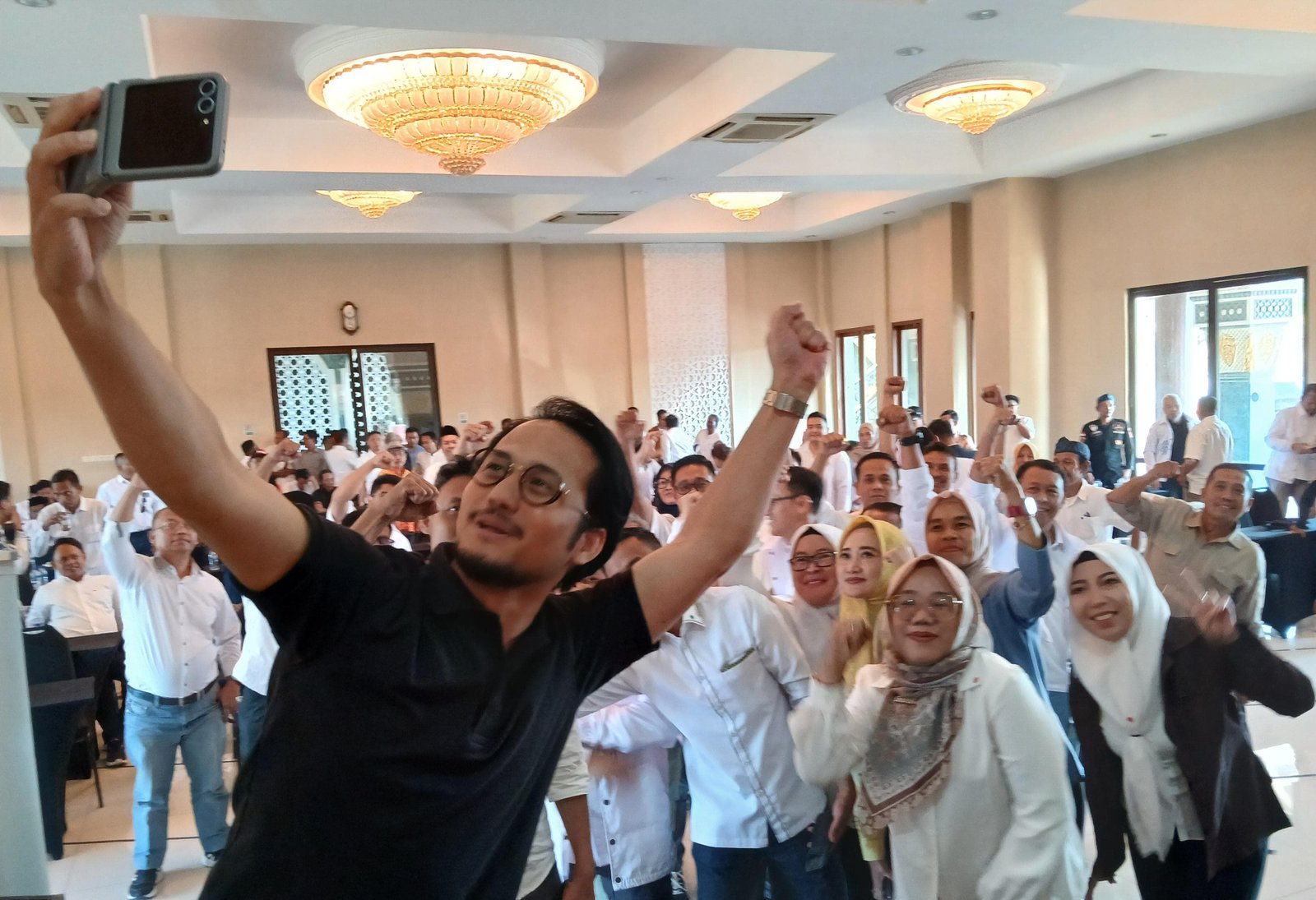 Formasi Gemuk, Tim Pemenangan Robinsar-Fajar untuk Pilkada Kota Cilegon Dikukuhkan 7 Formasi Gemuk, Tim Pemenangan Robinsar-Fajar untuk Pilkada Kota Cilegon Dikukuhkan