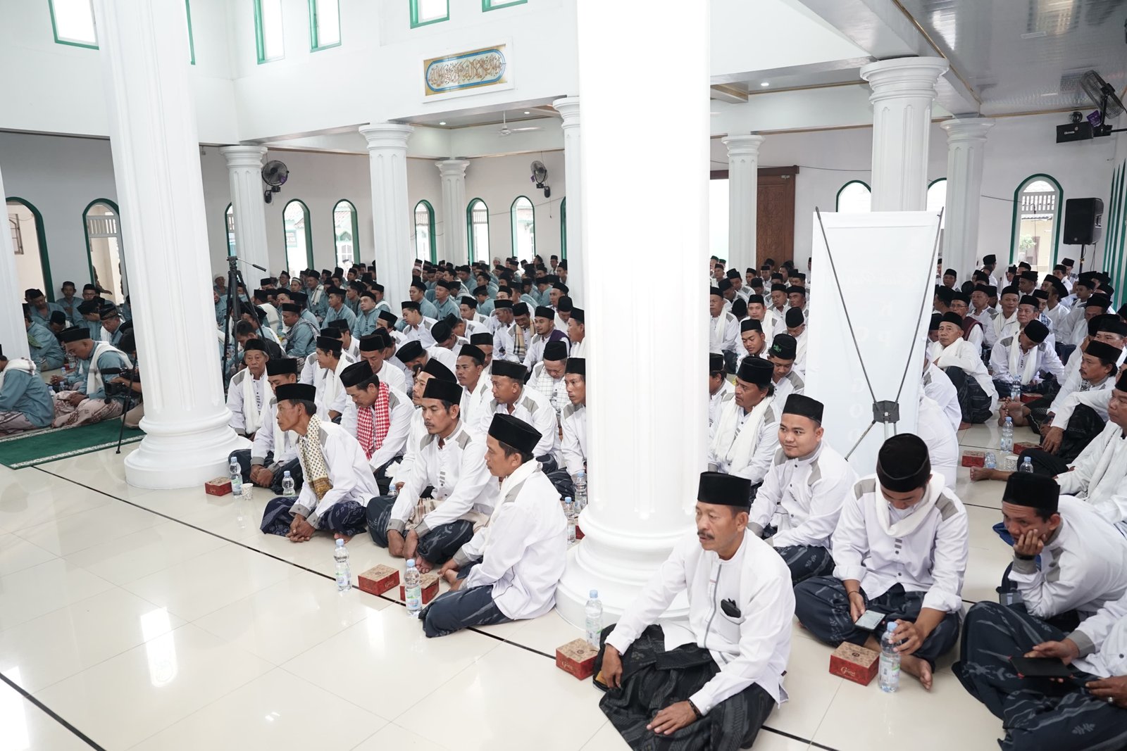 400 Pedzikir Datangi Kampung Larangan pada Maulid Nabi Muhammad SAW 1446 Hijriah 8 Mengenal Zikir Maulud, Membaca Kitab Barzanji yang Populer di Indonesia