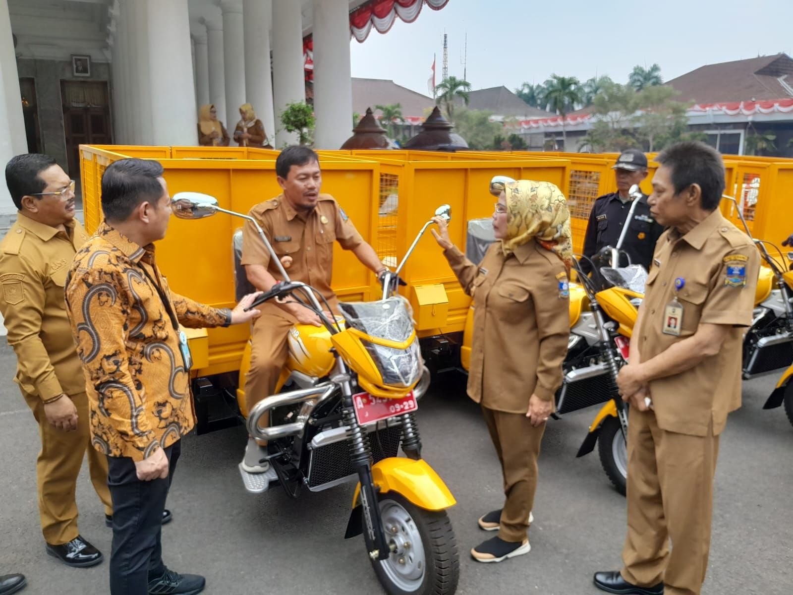 BJB Borong 22 Cator Untuk Atasi Sampah di Kabupaten Serang 5 BJB Borong 22 Cator Untuk Atasi Sampah di Kabupaten Serang