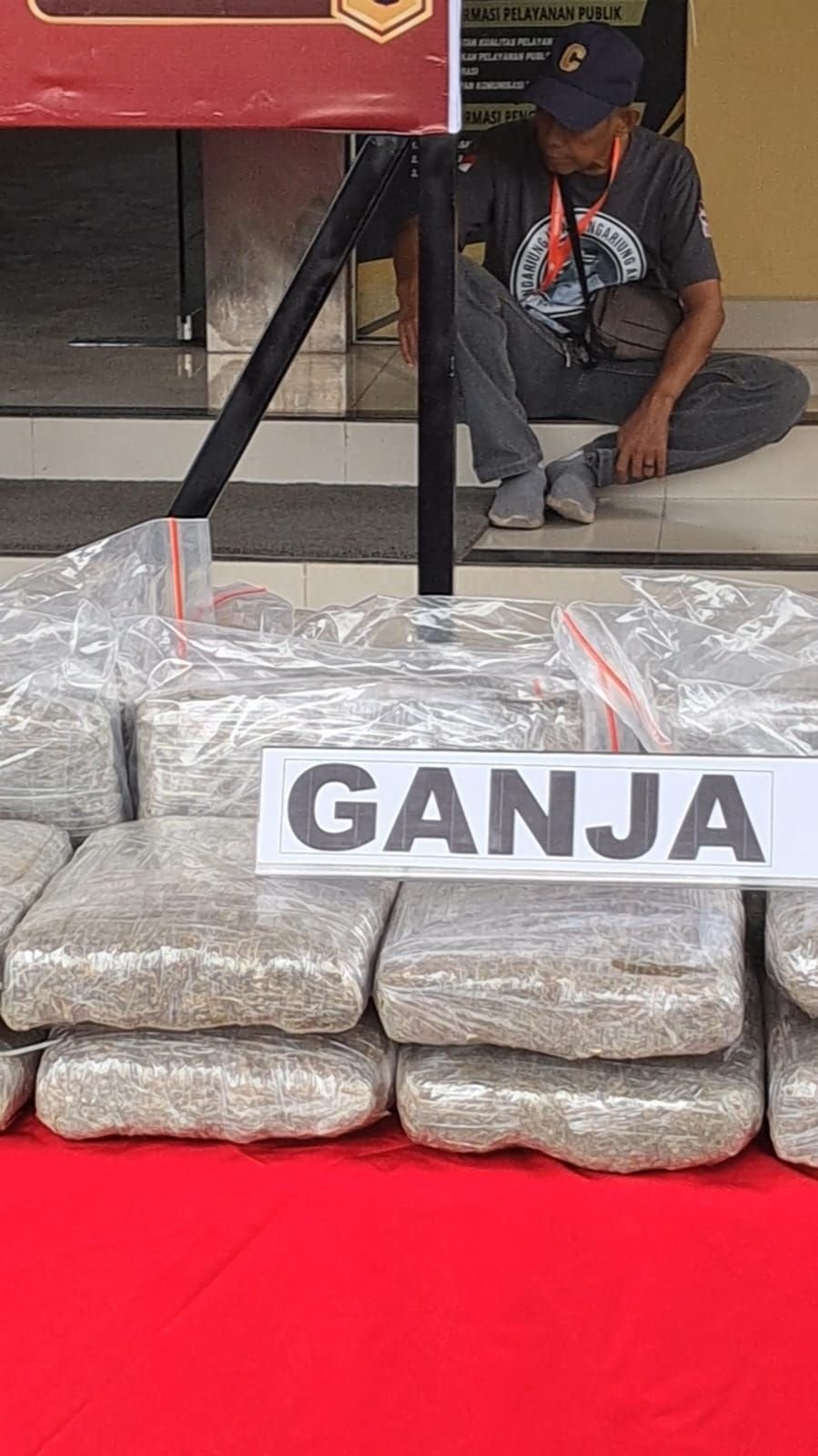 Pemulung Temukan Dua Koper Ganja dan Sabu di Pinggir Tol Tangerang-Merak 10 Pemulung Temukan Dua Koper Ganja dan Sabu di Pinggir Tol Tangerang-Merak