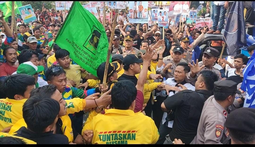 Dua Massa Pendukung Ricuh Saat Pengundian Nomor Urut Paslon Walikota dan Wakil Walikota Serang 1 Dua Massa Pendukung Ricuh Saat Pengundian Nomor Urut Paslon Walikota dan Wakil Walikota Serang