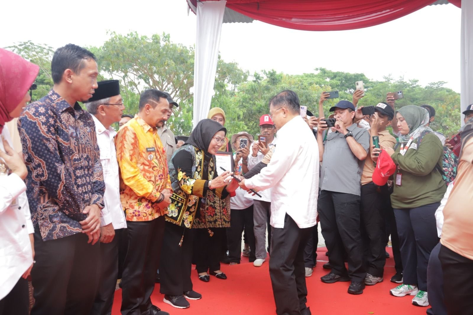 Peduli Pengurangan Risiko Bencana, Bupati Serang Diganjar Penghargaan dari PMI Pusat 2 Peduli Pengurangan Risiko Bencana, Bupati Serang Diganjar Penghargaan dari PMI Pusat