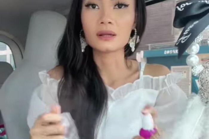 Semprot Cireng dengan Hand Sanitizer Sebelum Makan, Cewek Ini Dirujak Warganet