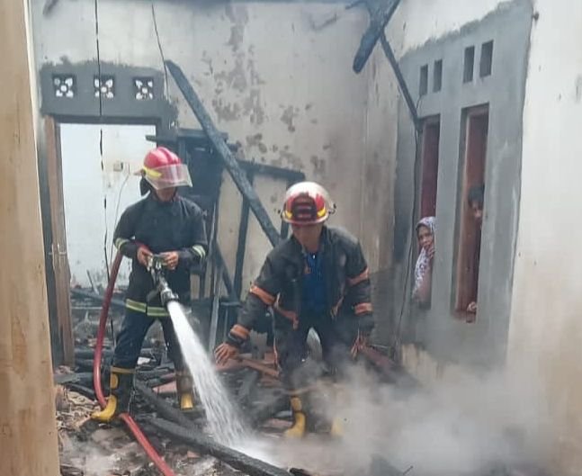 Akibat Korsleting Listrik, Rumah Warga di Pagelaran Hangus Terbakar