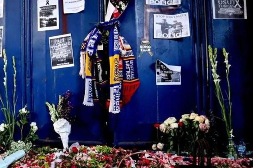 Dua Tahun Tragedi Kanjuruhan, Supporter Tabur Bunga 1 Dua Tahun Tragedi Kanjuruhan, Supporter Tabur Bunga