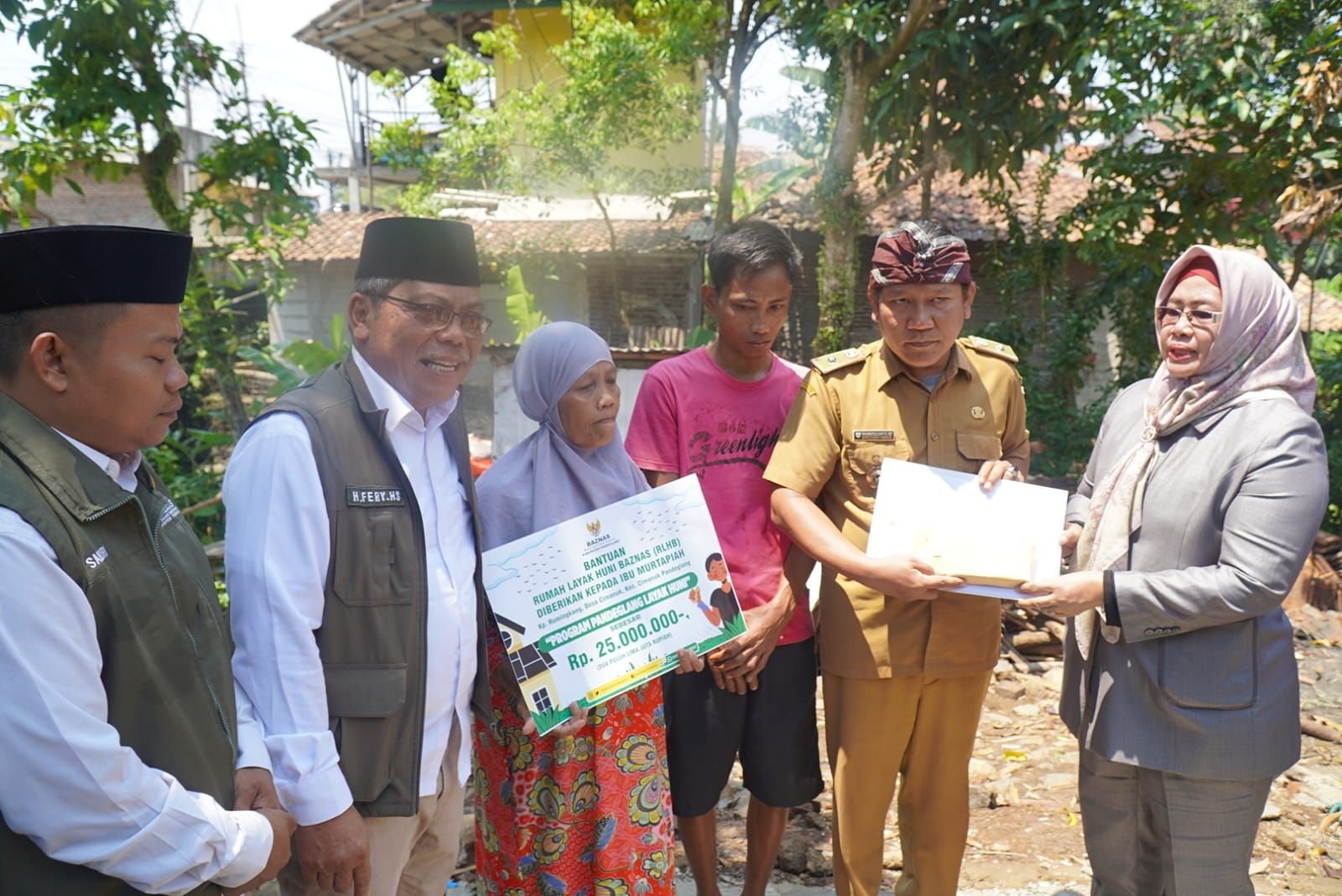 Warga Yang Rumahnya Ambruk di Cimanuk Terima Bantuan Perbaikan Rumah Rp 25 Juta 10 Warga Yang Rumahnya Ambruk di Cimanuk Terima Bantuan Perbaikan Rumah Rp 25 Juta