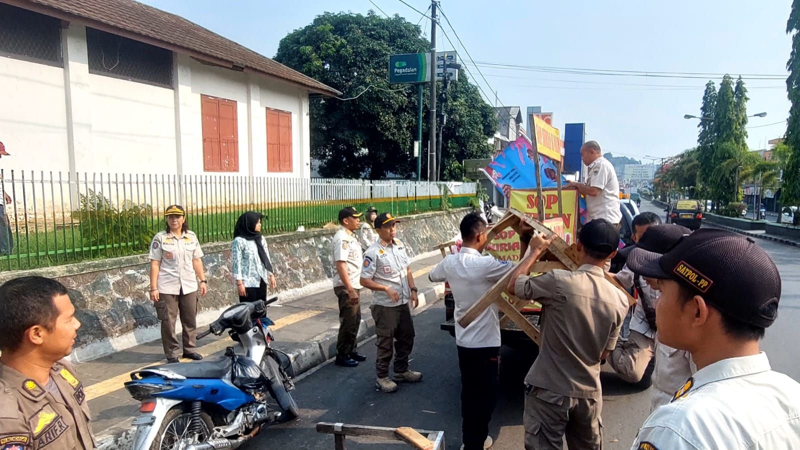 Bikin Kumuh, PKL di Jalan Ahmad Yani Pandeglang Ditertibkan