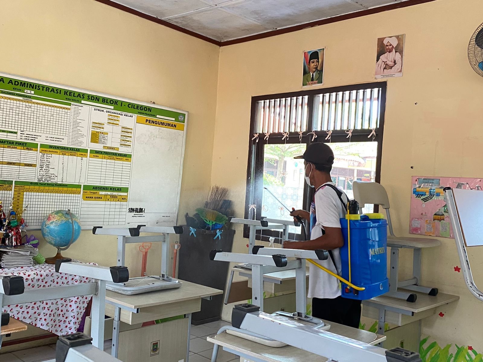 SDN Blok I Lakukan Sterilisasi Penyemprotan Disinfektan Pasca 21 Anak Terkena Cacar 2 SDN Blok I Lakukan Sterilisasi Penyemprotan Disinfektan Pasca 21 Anak Terkena Cacar