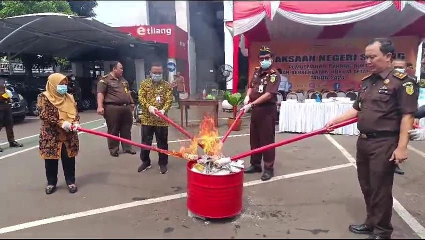 Incraht, Kejari Serang Musnahkan Barang Bukti 93 Perkara Hukum 4 Incraht, Kejari Serang Musnahkan Barang Bukti 93 Perkara Hukum