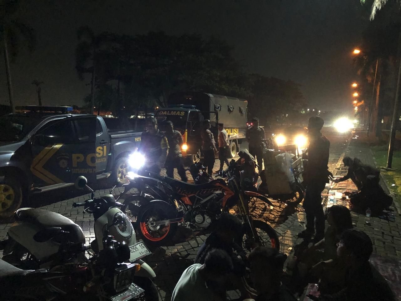 KRYD Skala Besar Polres Serang, Sejumlah Remaja Nongkrong Tak Jelas Dibubarkan 1 KRYD Skala Besar Polres Serang, Sejumlah Remaja Nongkrong Tak Jelas Dibubarkan