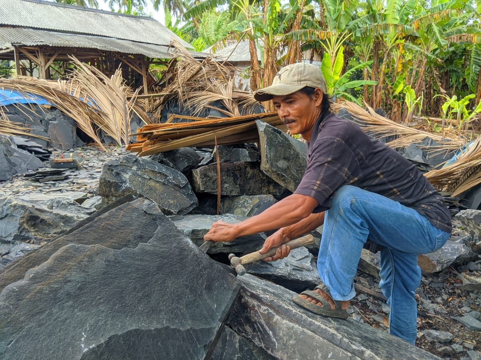 Menyulap Batu Alam jadi Bisnis Menggiurkan, Hamdani Perajib di Lebak Bisa Raup Omzet Rp48 Juta per Bulan 1 Menyulap Batu Alam jadi Bisnis Menggiurkan, Hamdani Perajib di Lebak Bisa Raup Omzet Rp48 Juta per Bulan