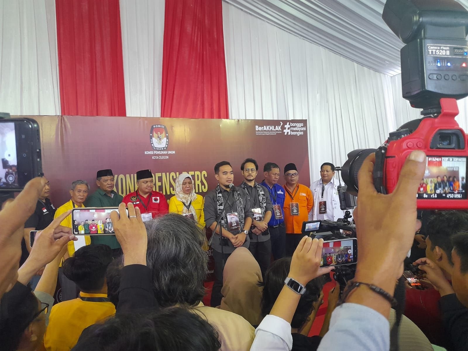 Survei Helldy Agustian-Alawi Mahmud Tertinggi, Ketua Tim Pemenangan Robinsar-Fajar: Kita Juga Punya Lembaga! 2 Survei Helldy Agustian-Alawi Mahmud Tertinggi, Ketua Tim Pemenangan Robinsar-Fajar: Kita Juga Punya Lembaga!