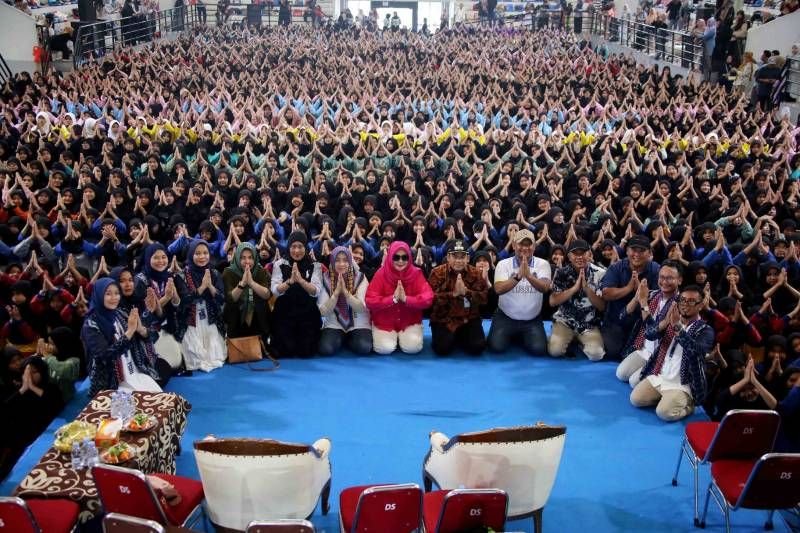 Ribuan Penari Pelajar se-Jabodetabek Berkumpul di Kota Tangerang, Bersama-sama Kembangkan Budaya 5 Ribuan Penari Pelajar se-Jabodetabek Berkumpul di Kota Tangerang, Bersama-sama Kembangkan Budaya