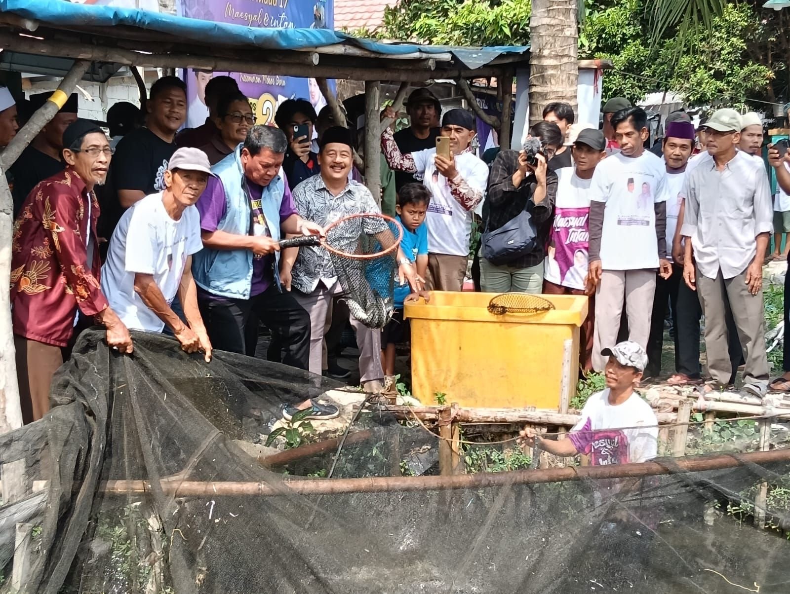 Maesyal Rasyid Serok Ikan Lele Bersama Warga di Desa Gandaria