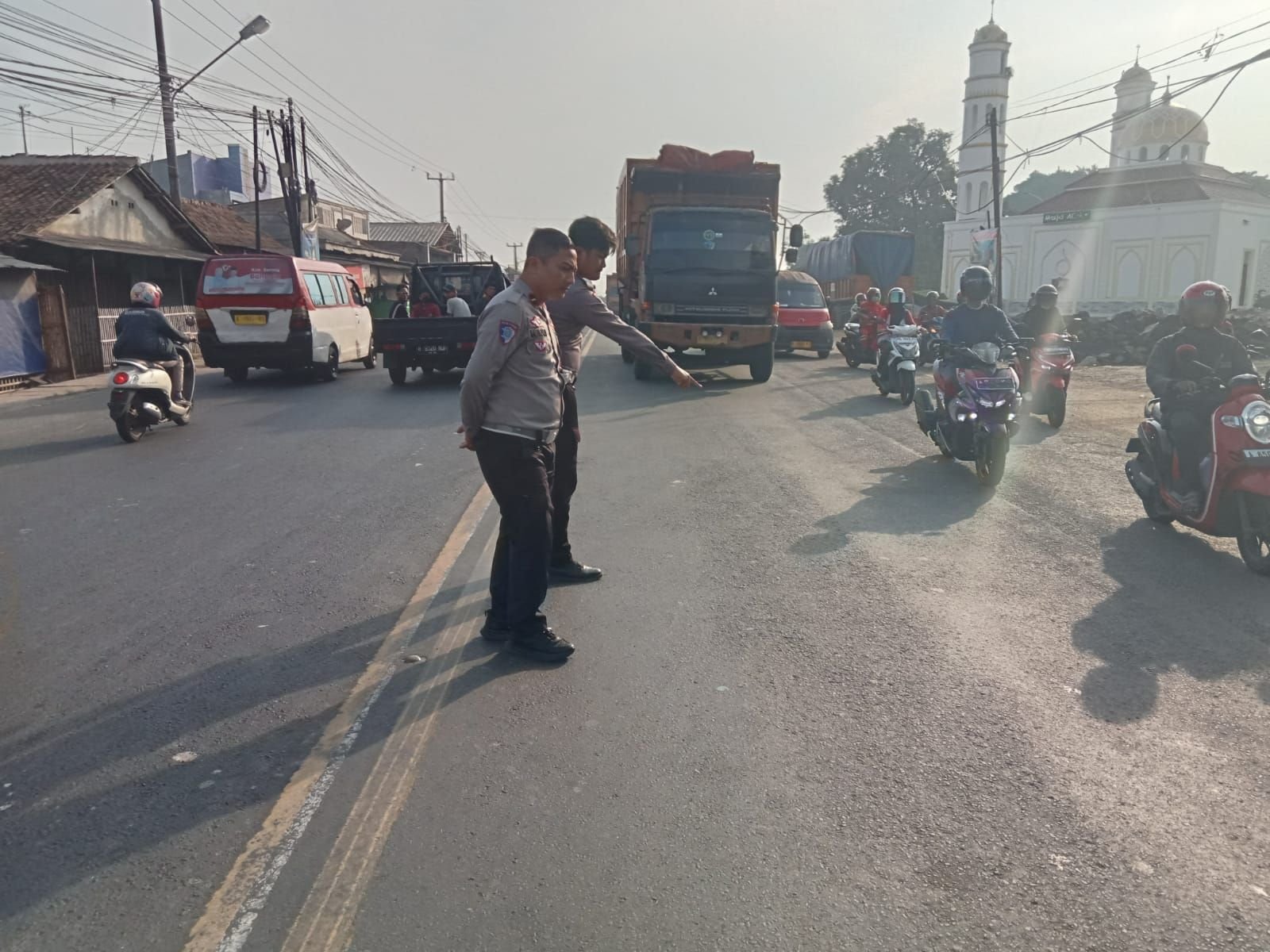 Tabrak Lari, Pemotor Tewas Terlindas Truk Tanki di Jalan Raya Serang-Tangerang 1 Tabrak Lari, Pemotor Tewas Terlindas Truk Tanki di Jalan Raya Serang-Tangerang