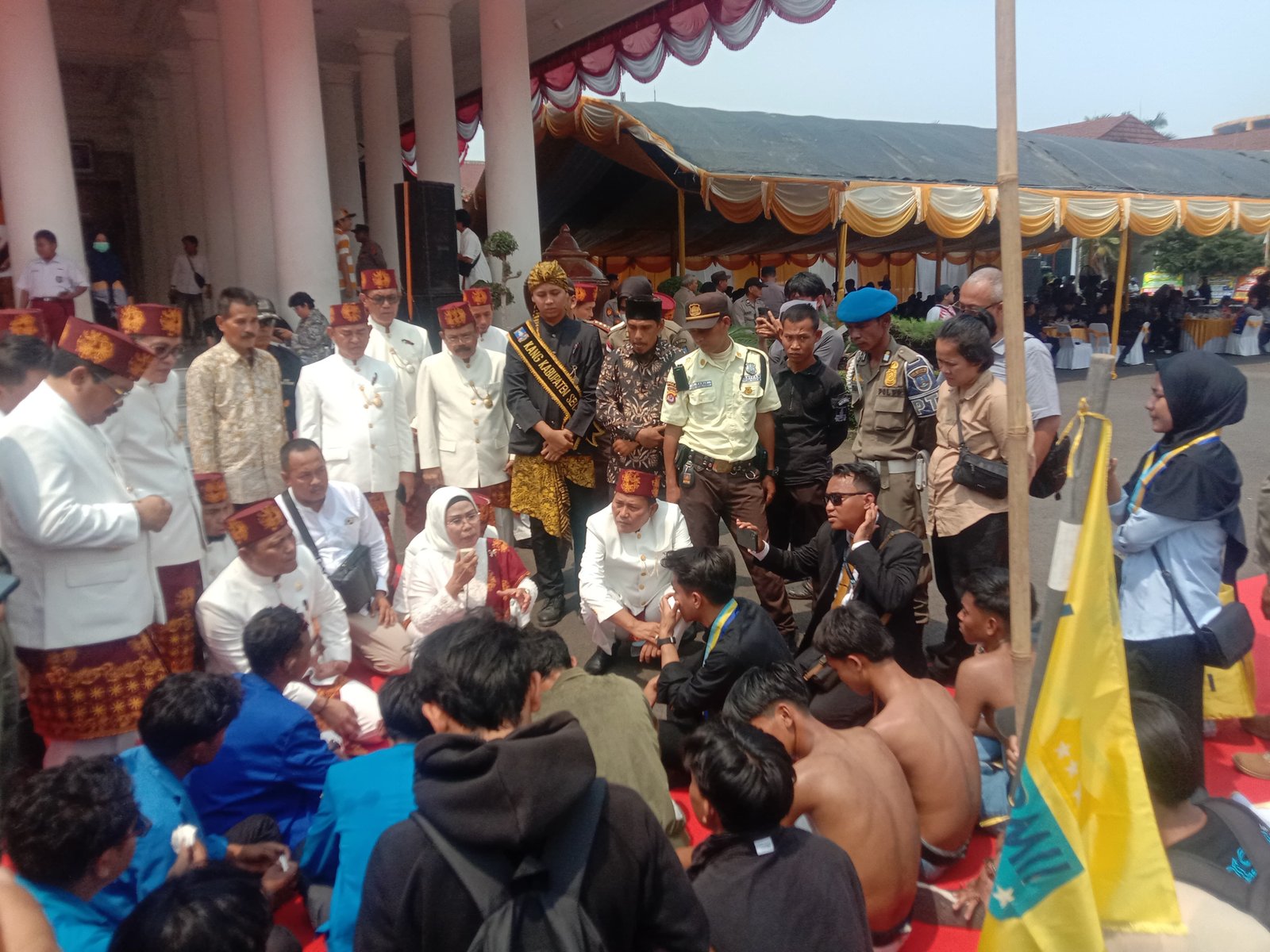 Bupati Serang Rela Panas-Panasan Pakai Kebaya Temui Pendemo Saat HUT ke 498 Kabupaten Serang